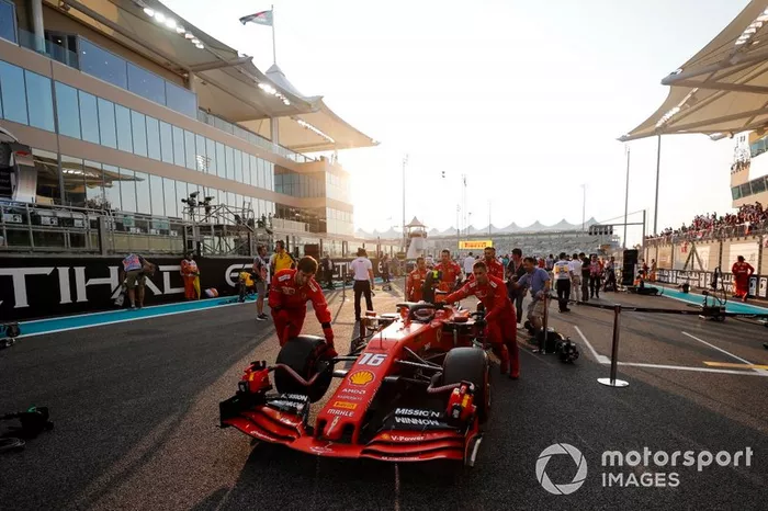 Charles Leclerc, Ferrari, arriva sulla griglia