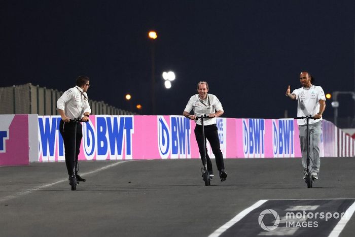 Lewis Hamilton, Mercedes recorre la pista en patinete