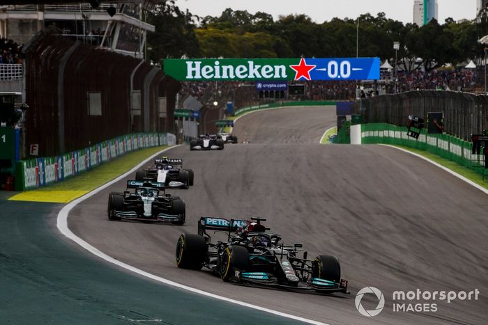 Lewis Hamilton, Mercedes W12, Lance Stroll, Aston Martin AMR21, y Nicholas Latifi, Williams FW43B