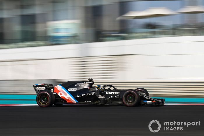 Fernando Alonso, Alpine, con un Renault RS18 adaptado (muleto) con los Pirelli de 18 pulgadas  