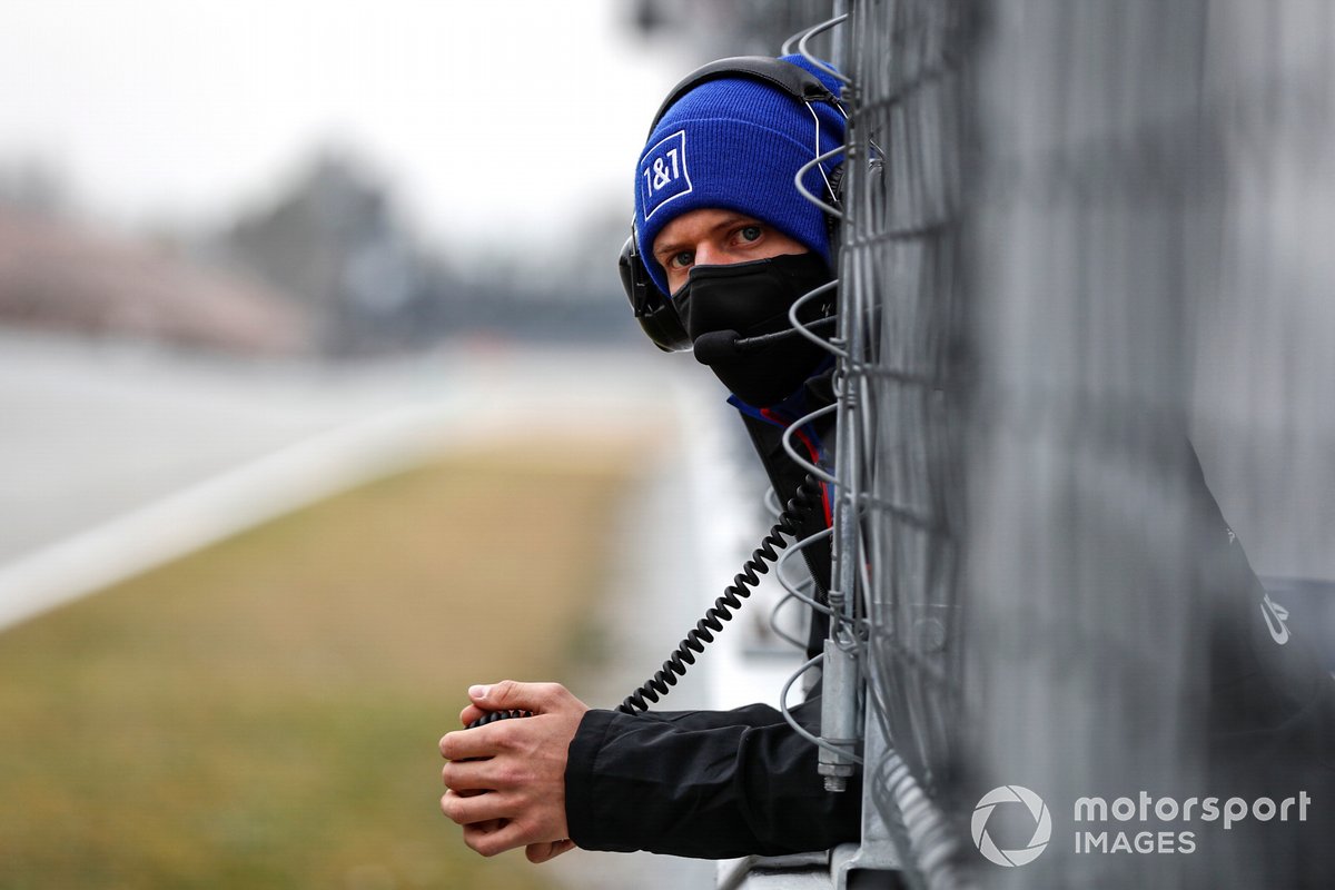 Mick Schumacher, Haas F1 Team, observando desde el pit lane
