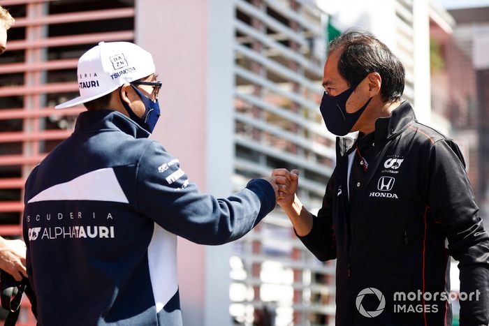 Yuki Tsunoda, AlphaTauri, con Toyoharu Tanabe, Director Técnico de F1, Honda