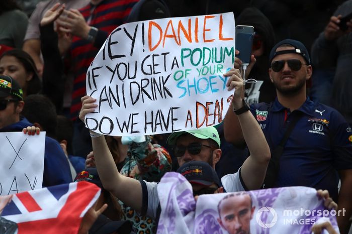 Abanico con pancarta