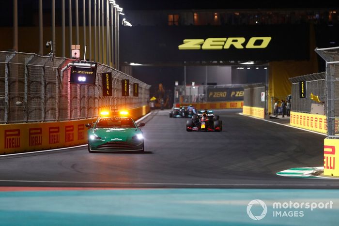 El Safety Car delante de Max Verstappen, Red Bull Racing RB16B, Lewis Hamilton, Mercedes W12, y el resto de la parrilla