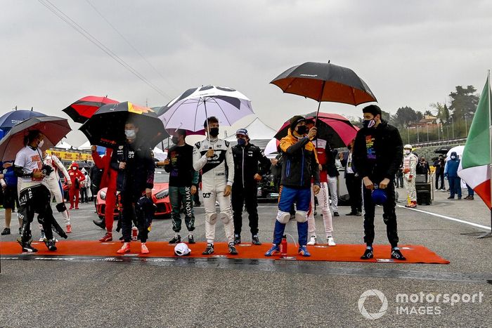 Los pilotos se colocan en la parrilla para el himno nacional