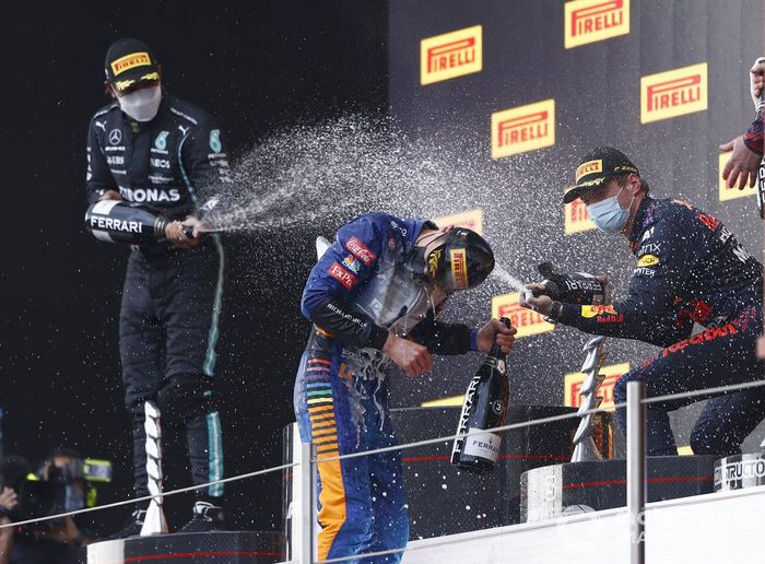 Podio: segundo lugar Lewis Hamilton, Mercedes, ganador Max Verstappen, Red Bull Racing, y el tercer lugar Lando Norris, McLaren