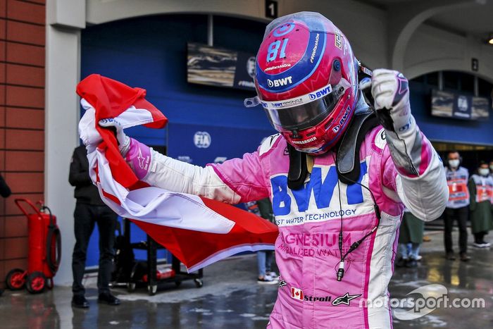 Ganador de la pole Lance Stroll, Racing Point celebra en Parc Ferme