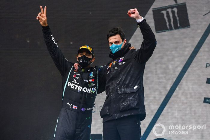 Podio: ganador y campeón del mundo Lewis Hamilton, Mercedes-AMG F1 con Toto Wolff, Director Ejecutivo Mercedes AMG