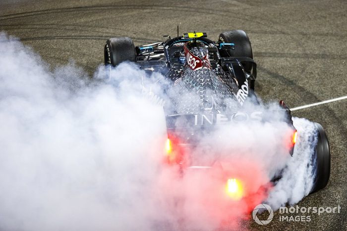 Valtteri Bottas, Mercedes F1 W11, 2ª posición, realiza unos donuts de celebración