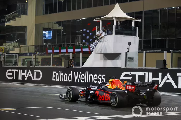 Max Verstappen, Red Bull Racing RB16, recebe a bandeira quadriculada