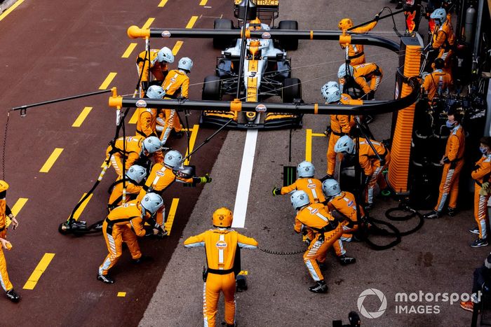 Daniel Ricciardo, McLaren MCL35M pit stop