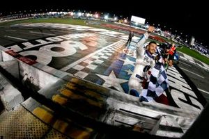 Race winner Kyle Larson, Hendrick Motorsports, Chevrolet Camaro MetroTech
