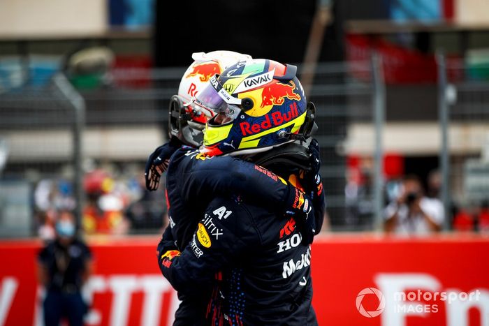 Ganador Max Verstappen, Red Bull Racing y el segundo lugar Sergio Pérez, Red Bull Racing celebran en Parc Ferme