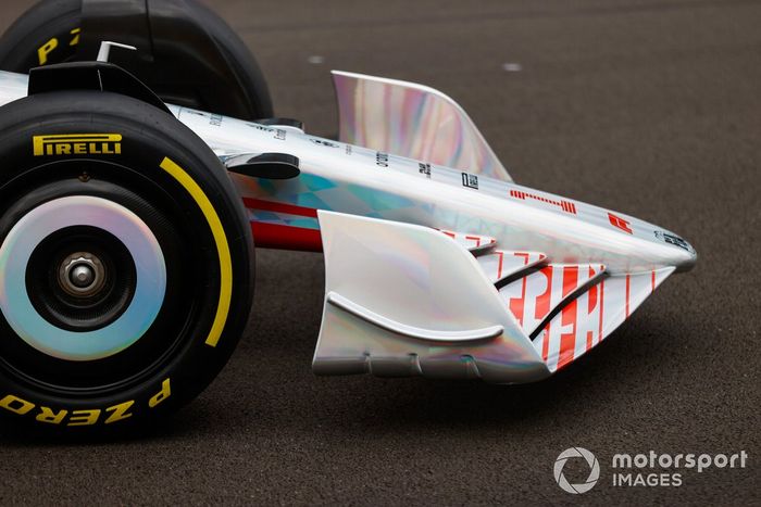 Detalle del frente y del alerón delantero del coche de Fórmula 1 2022