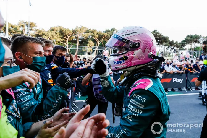 Sebastian Vettel, Aston Martin, 2ª posición, celebra con su equipo en el Parc Ferme