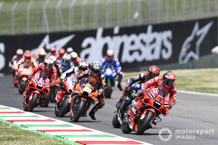 Francesco Bagnaia, líder al inicio de la carrera
