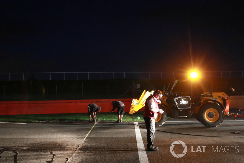 Las cuadrillas trabajan para mejorar el drenaje en el circuito para la carrera del domingo