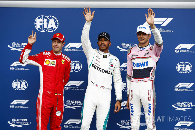 Sebastian Vettel, Ferrari, avec Esteban Ocon, Racing Point Force India VJM1, et le poleman Lewis Hamilton, Mercedes AMG F1