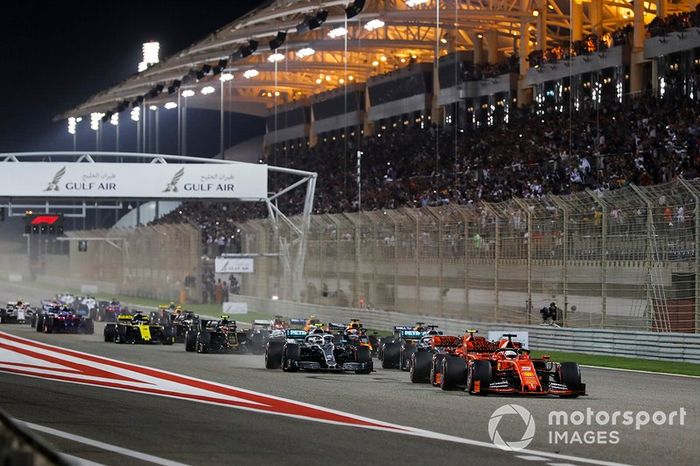 Sebastian Vettel, Ferrari SF90 líder al inicio, Charles Leclerc, Ferrari SF90, Valtteri Bottas, Mercedes AMG W10 y Lewis Hamilton, Mercedes AMG F1 W10 