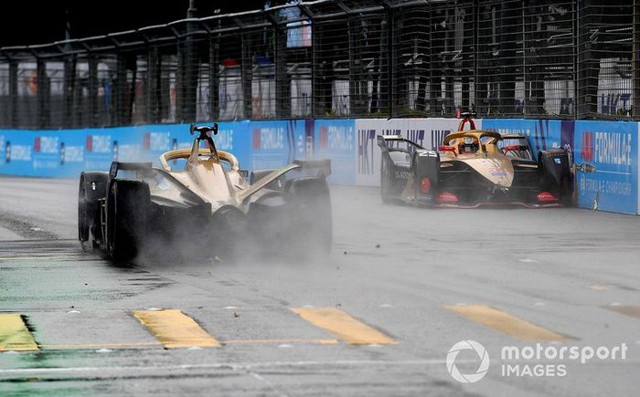 Jean-Eric Vergne, DS TECHEETAH, DS E-Tense FE19 con un incidente y Andre Lotterer, DS TECHEETAH, DS E-Tense FE19 lo pasa.