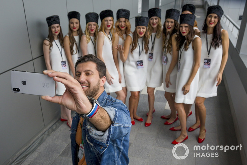 Grid girl con il blogger Amiran Sardarov
