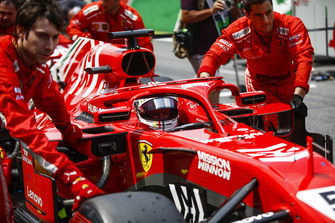 Sebastian Vettel, Ferrari, viene spinto in griglia di partenza