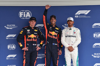 Il poleman Daniel Ricciardo, Red Bull Racing, Max Verstappen, Red Bull Racing, Lewis Hamilton, Mercedes AMG F1