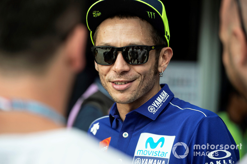 Valentino Rossi: “Tentei por toda a corrida economizar pneus como todo mundo, porque agora é como se fosse uma corrida de ciclismo: todos esperam, às vezes alguém acelera por duas voltas, os outros caras seguem, mas depois eles reduzem.”