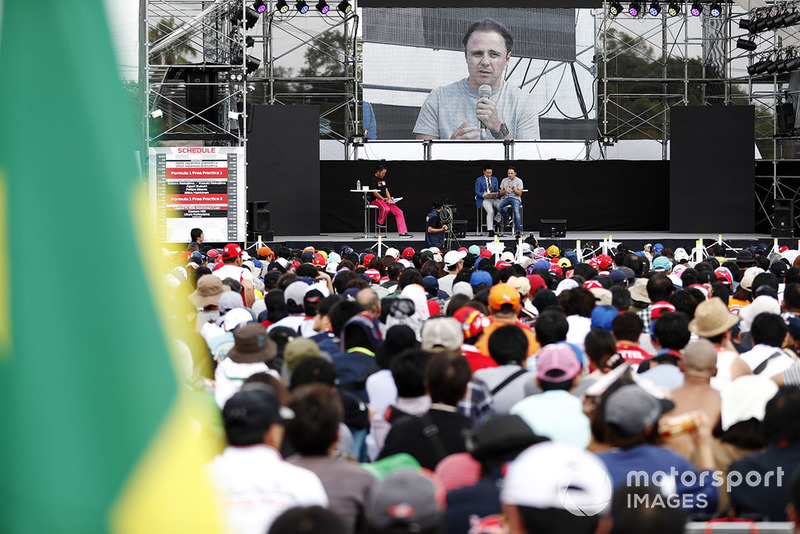 Voormalig F1-coureur Felipe Massa op het podium