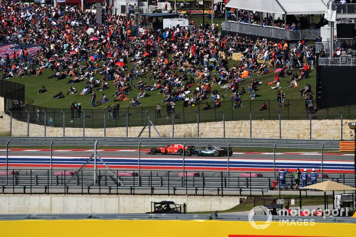 Kimi Raikkonen, Ferrari SF71H y Lewis Hamilton, Mercedes-AMG F1 W09 