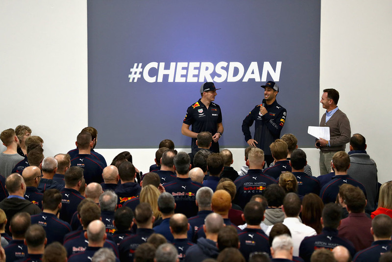 Max Verstappen, Red Bull Racing, Daniel Ricciardo, Red Bull Racing et le team principal de Red Bull Racing Christian Horner parlent à l'équipe