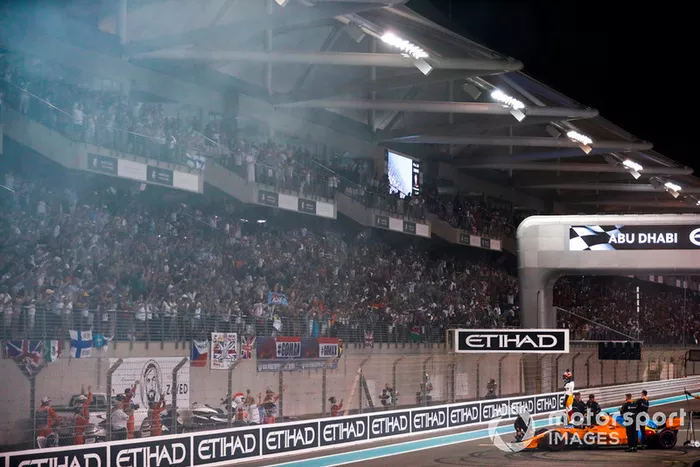 Fernando Alonso, McLaren MCL33, saluda a los aficionados después de completar su última carrera en la F1.