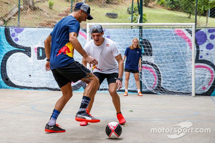 Max Verstappen y Daniel Ricciardo, Red Bull Racing juegan Futsal en Brasil