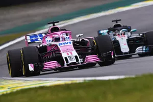 Sergio Perez, Racing Point Force India VJM11 et Lewis Hamilton, Mercedes AMG F1 W09 EQ Power+ 