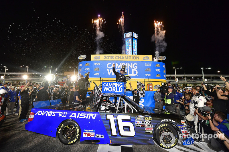 Ganador Brett Moffitt, Hattori Racing Enterprises, Toyota Tundra AISIN Group celebra
