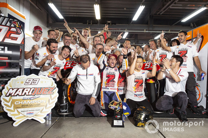 Il campione Marc Marquez, Repsol Honda Team, festeggia con il suo team