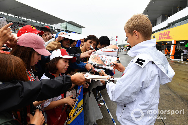 Marcus Ericsson, Sauber signs autographs for the fans