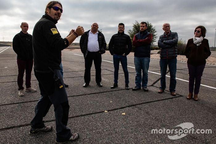 II Curso de Conducción y Nuevas Tecnologías BOSCH - Motor1.com España - Motorsport.com 