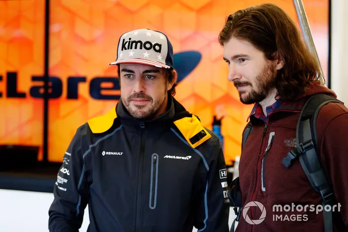Fernando Alonso, McLaren, con el piloto de IndyCar JR Hildebrand en el garaje