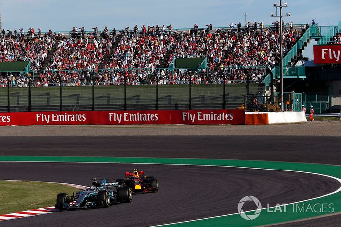 Valtteri Bottas, Mercedes-Benz F1 W08  y Max Verstappen, Red Bull Racing RB13