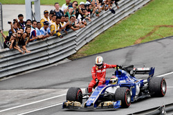 Pascal Wehrlein, Sauber C36 prend Sebastian Vettel, Ferrari en stop