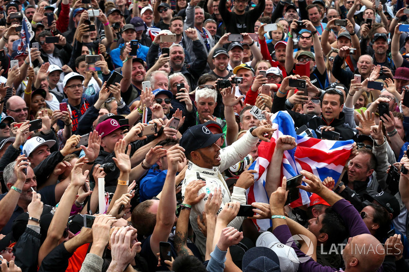 Race winner Lewis Hamilton, Mercedes AMG F1 celebrates with the fans