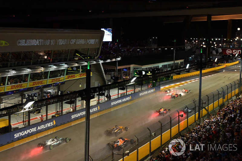 Sebastian Vettel, Ferrari SF70H, Max Verstappen, Red Bull Racing RB13 and Kimi Raikkonen, Ferrari SF70H crash at the start of the race