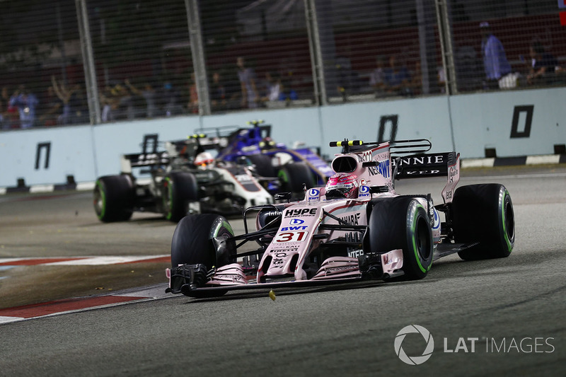 Esteban Ocon, Sahara Force India F1 VJM10. leads Kevin Magnussen, Haas F1 Team VF-17 as Pascal Wehrlein, Sauber C36-Ferrari attacks