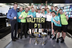 Переможець Валттері Боттас, Mercedes AMG F1, святкує із командою