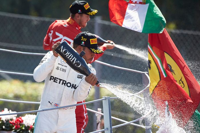 Podio: ganador de la carrera Lewis Hamilton, Mercedes AMG F1 y el tercer lugar Sebastian Vettel, Fer