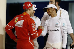 Ganador de la pole Valtteri Bottas, Mercedes AMG, segundo lugar de Lewis Hamilton, Mercedes AMG, ter