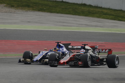 Romain Grosjean, Haas F1 Team VF-17; Pascal Wehrlein, Sauber C36