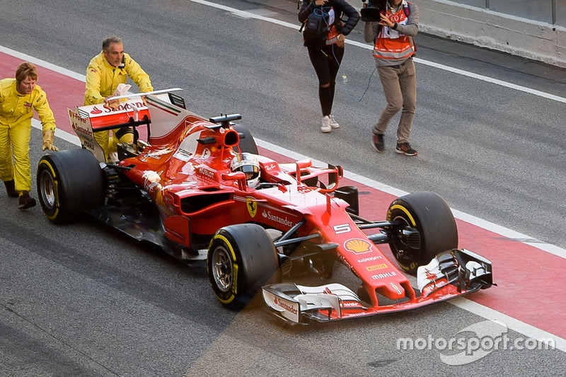 Себастьян Феттель, Ferrari SF70H, зупинився на піт-лейн