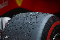 Abgefahrene Pirelli-Reifen am Auto von Sebastian Vettel, Ferrari SF70H